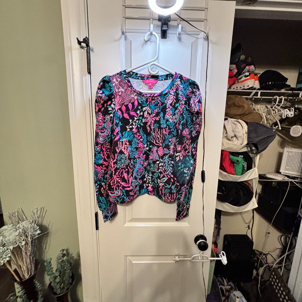 Pre-worn MINT Lilly Pulitzer Women's Size Small LS Floral Pattern Black Top